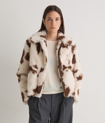 Abrigo Yerse 43622 CORTO efecto pelo print vaca - Imagen 2