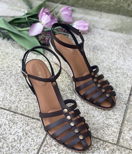 Alpargata Casteller 988 cangrejera piel tachas chocolate - Imagen 2