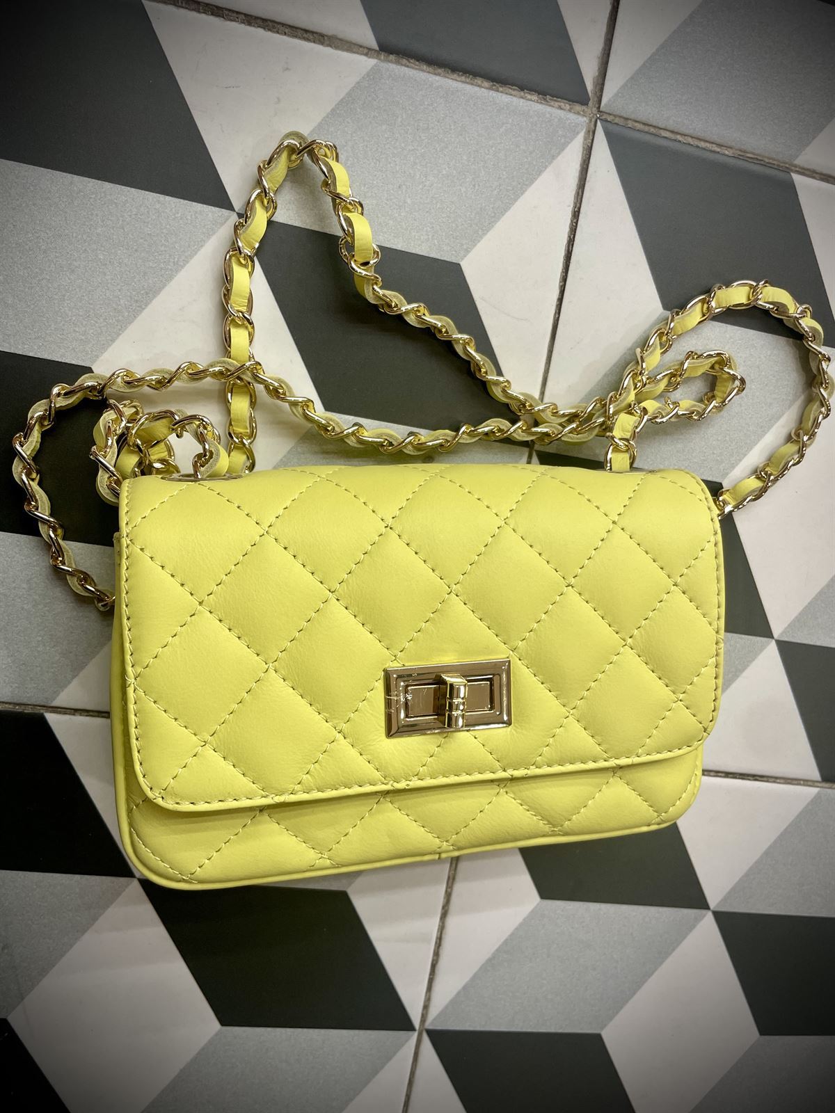 Bolso acolchado piel pequeño amarillo limón. - Imagen 2