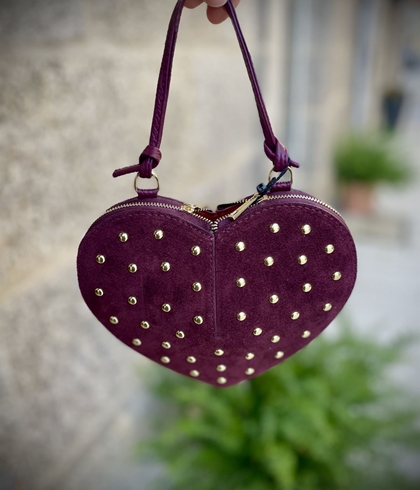 Bolso corazón tachas piel granate - Imagen 2