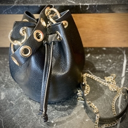 Bolso limosnera metalizado negro - Imagen 2