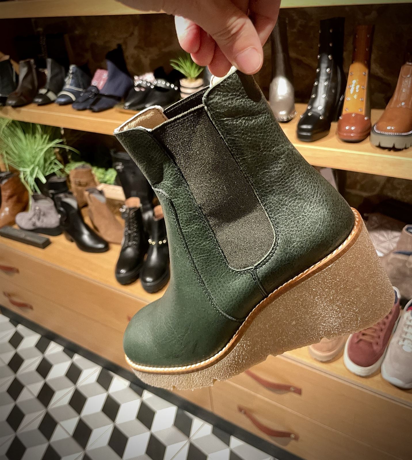 BOTIN CHELSEA con piso goma VERDE - Imagen 1