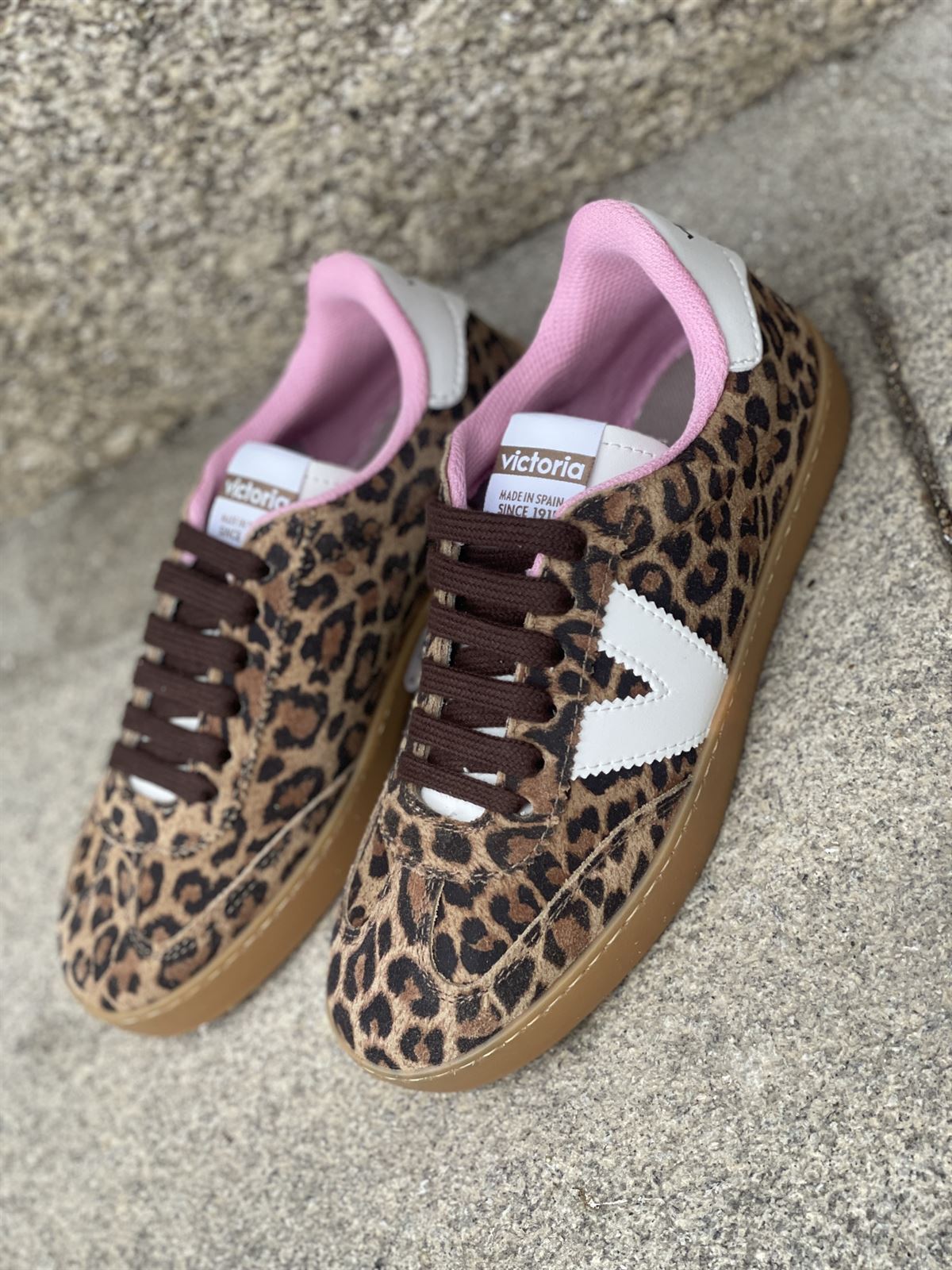 Deportiva VICTORIA serraje print leopardo - Imagen 2