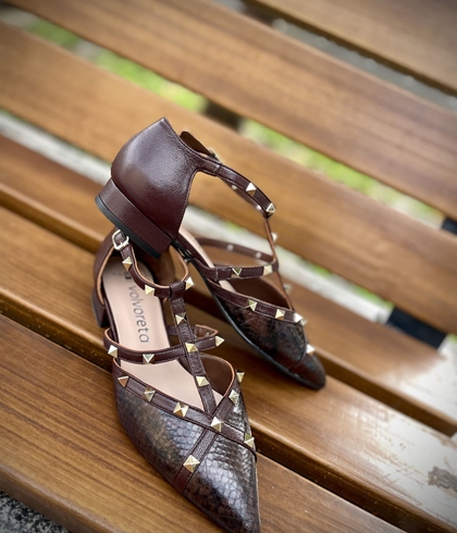 Manoletina Angari 54164-58 VIENA Chocolate y tachas - Imagen 2