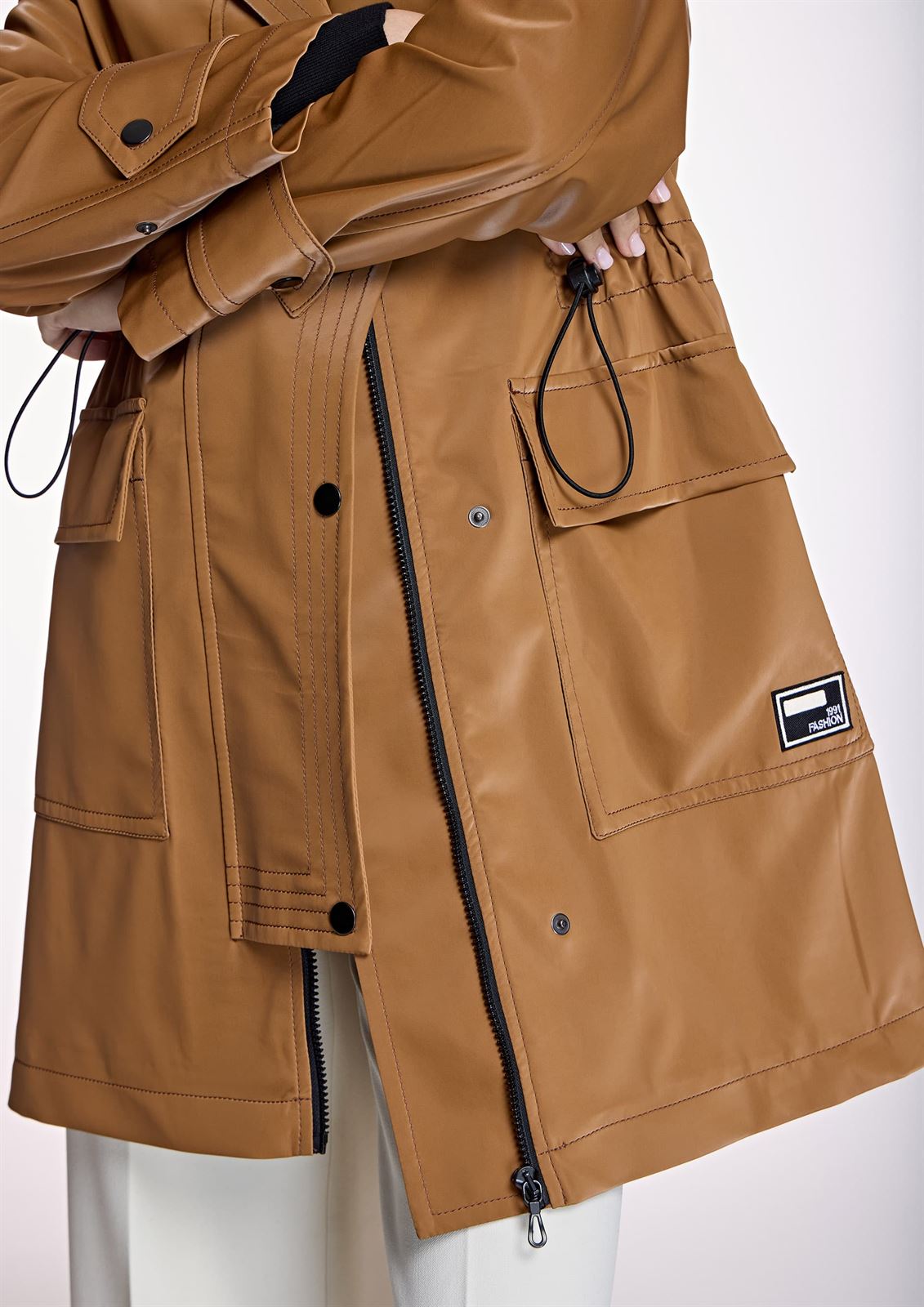 Parka Alba Conde Camel con capucha - Imagen 5