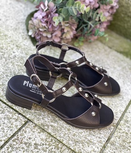 Sandalia Plumers Menorca 3035 plana tachas chocolate - Imagen 2