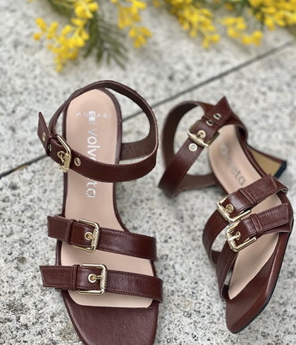 Sandalia tacón Angari 52357-MT LOLA marrón chocolate 3 hebillas. - Imagen 2