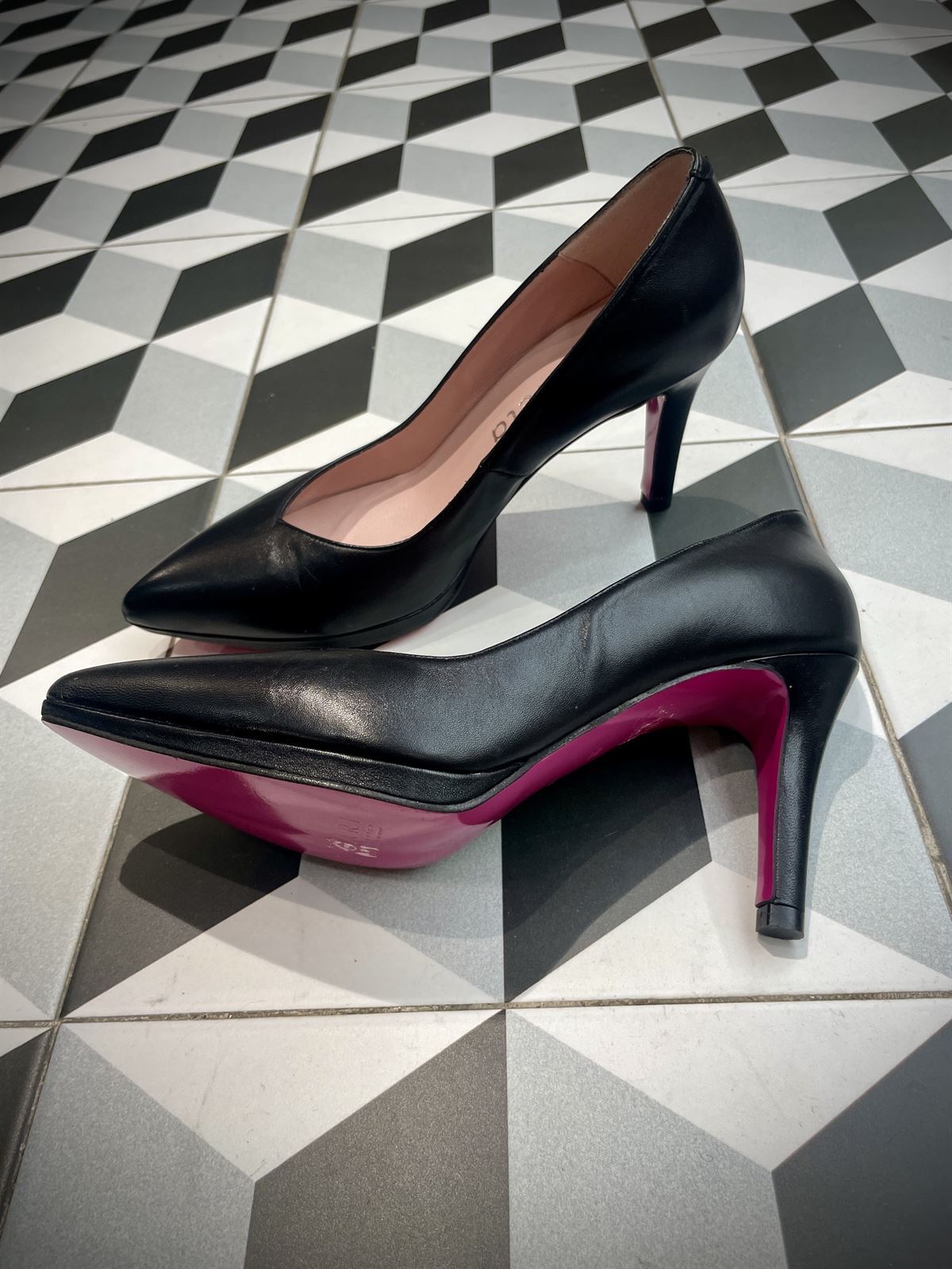 Stiletto Angari suela rosa en piel negro. - Imagen 2