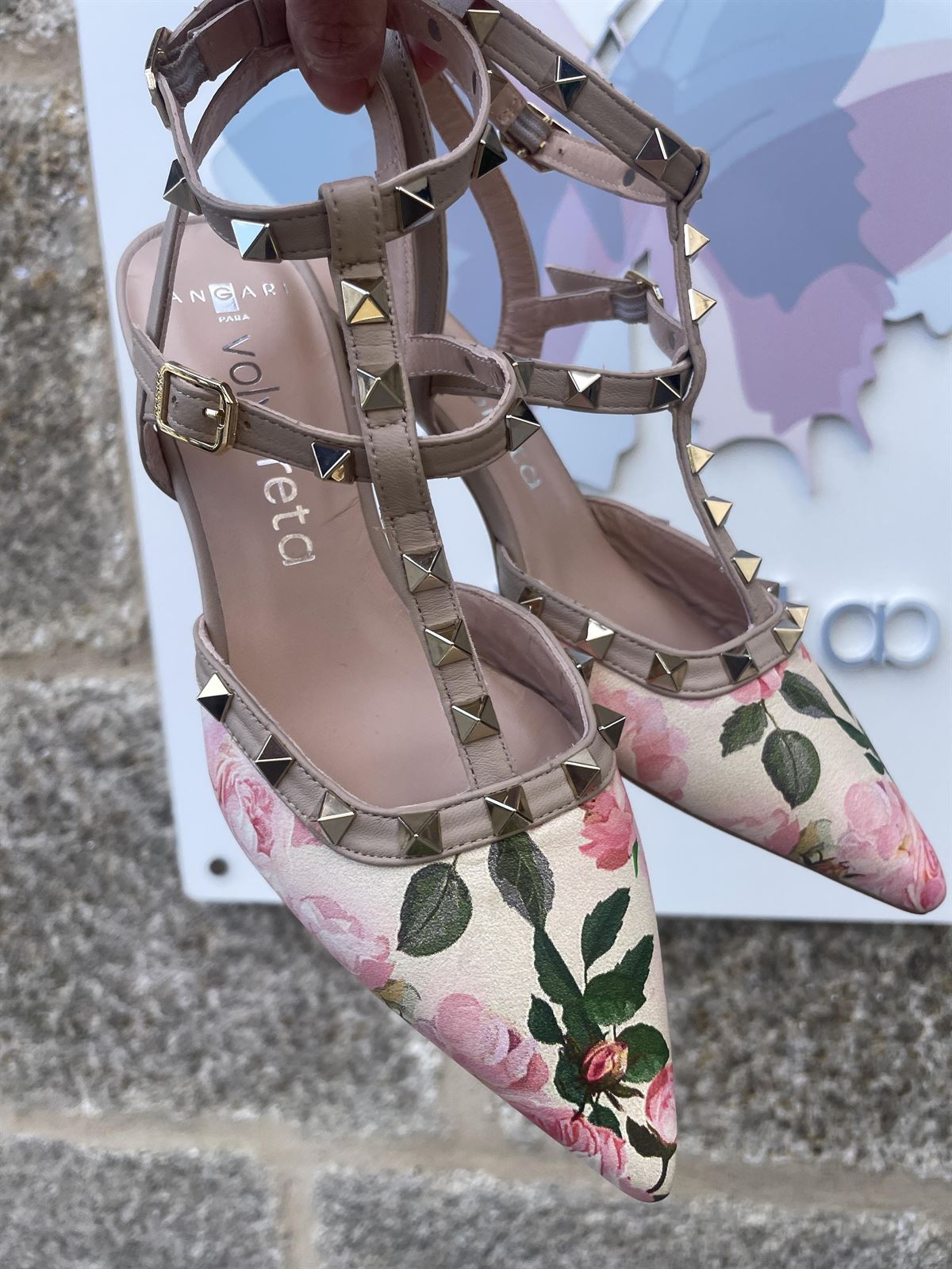 Stiletto Angari tachas estampado floral tonos nudes - Imagen 1