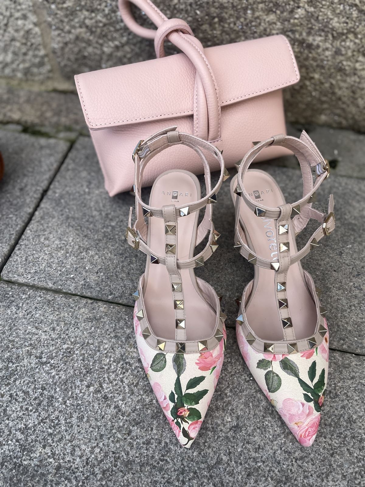 Stiletto Angari tachas estampado floral tonos nudes - Imagen 2