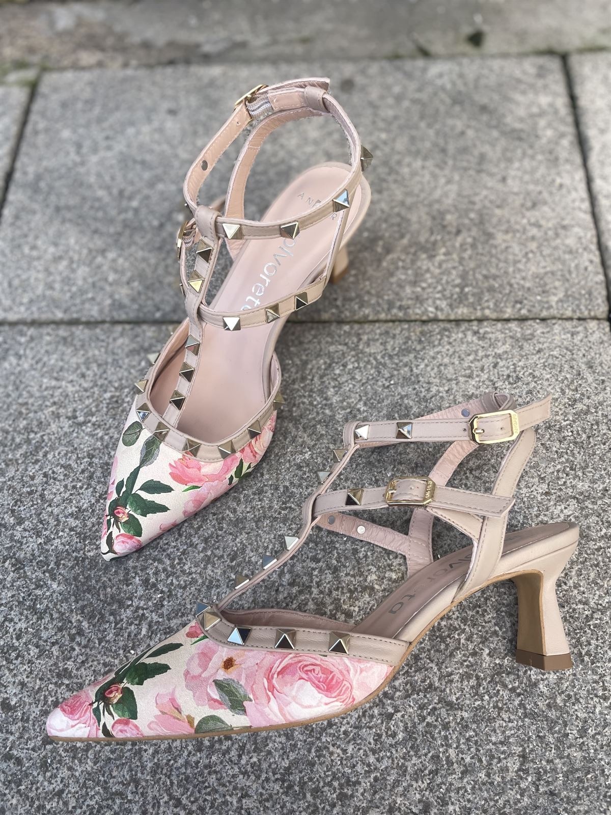 Stiletto Angari tachas estampado floral tonos nudes - Imagen 3