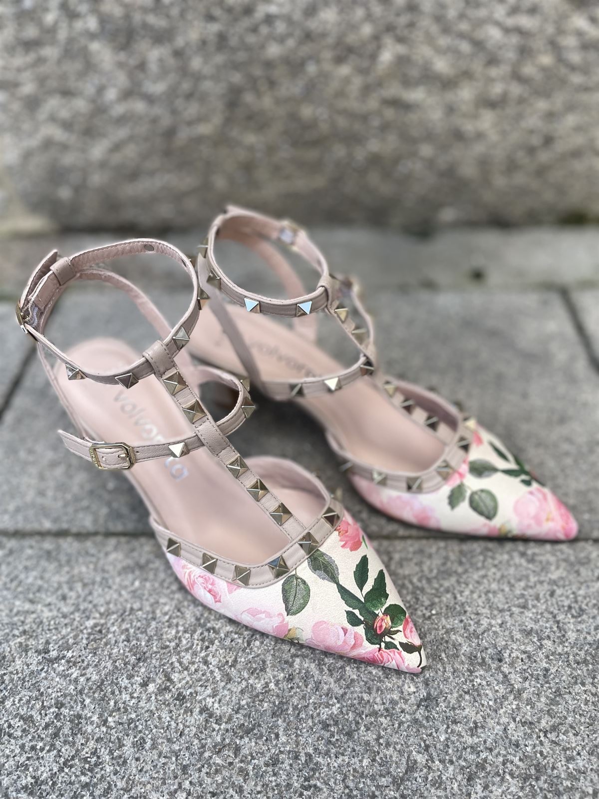 Stiletto Angari tachas estampado floral tonos nudes - Imagen 6