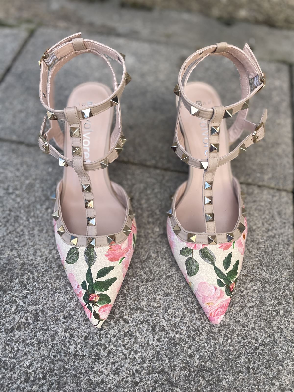 Stiletto Angari tachas estampado floral tonos nudes - Imagen 7