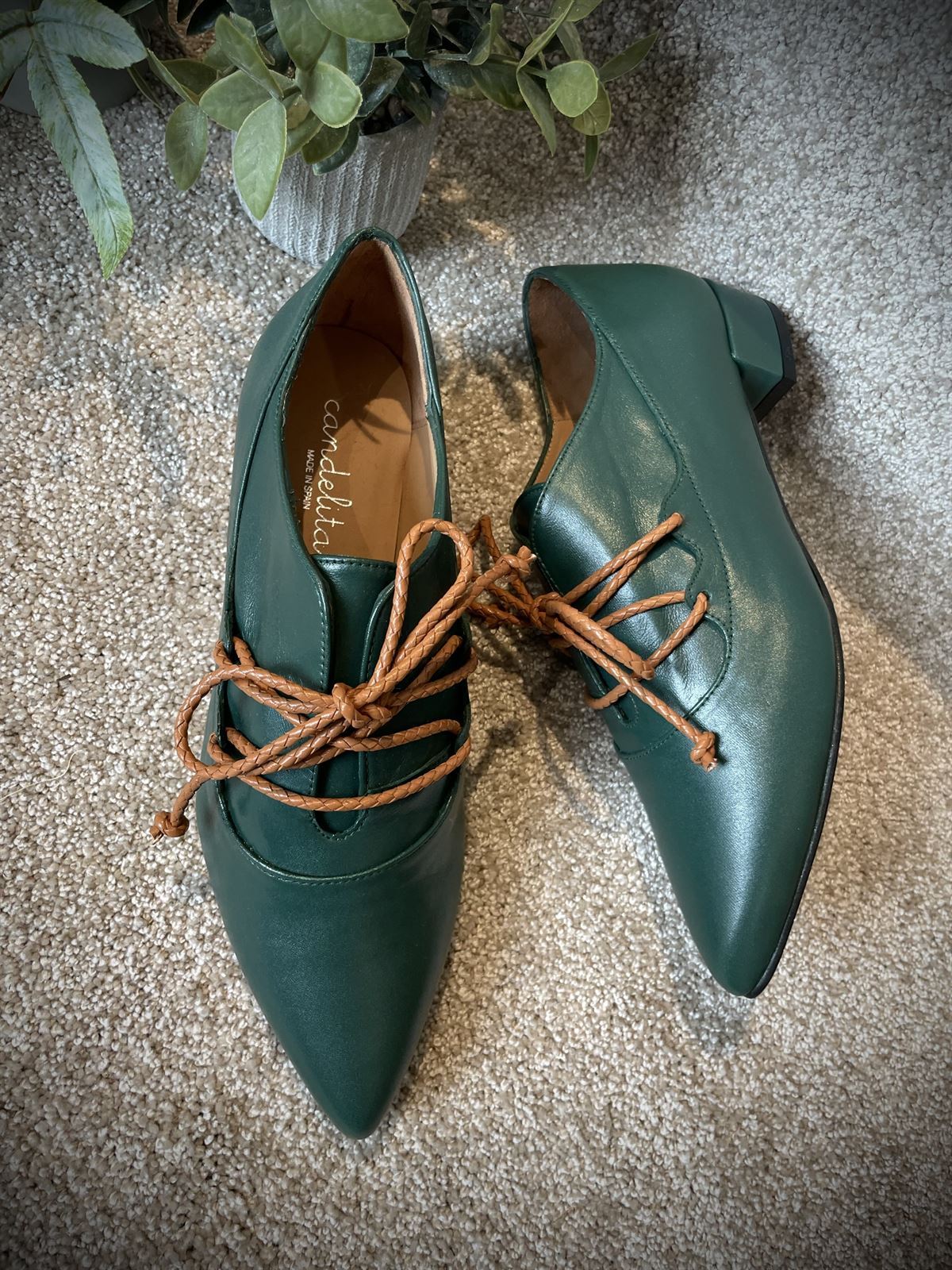 Zapatos Candelitas verde cordones camel - Imagen 3